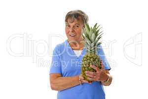 Seniorin mit frischer Ananas