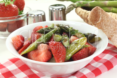 Spargel-Erdbeer-Salat