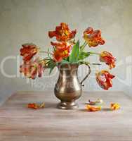 Dekoratives Stilleben mit Tulpen