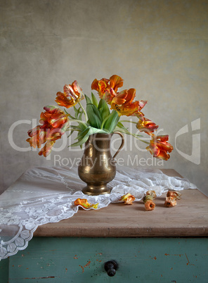 Dekoratives Stilleben mit Tulpen