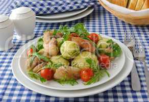 Boiled potatoes with chicken and tomato