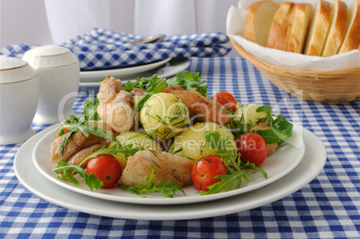 Boiled potatoes with chicken and tomato