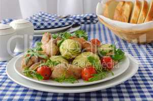 Boiled potatoes with chicken and tomato