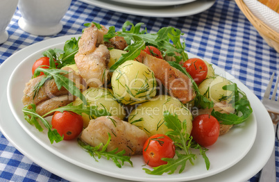 Boiled potatoes with chicken and tomato