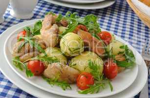 Boiled potatoes with chicken and tomato