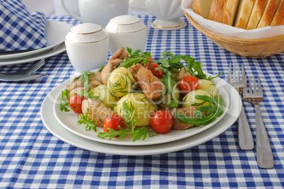 Baked potatoes with chicken and tomato