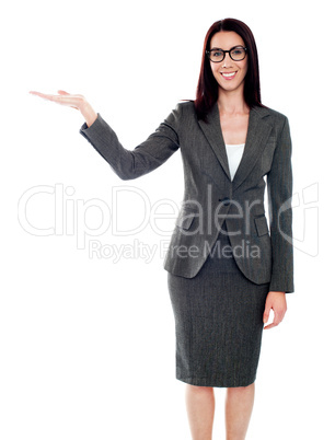 Isolated woman presenting copyspace