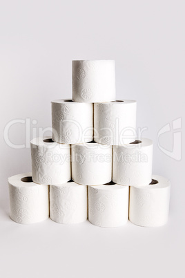 Pyramide aus Toilettenpapier