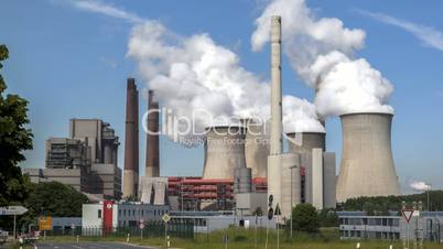 Power plant with huge cooling towers