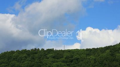 Zeitraffer - Time lapse Wolken ziehen über den Wald