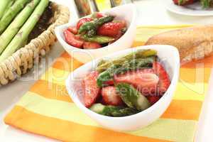 frischer Spargelsalat mit Erdbeeren