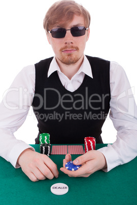 Der junge Mann spielt Poker