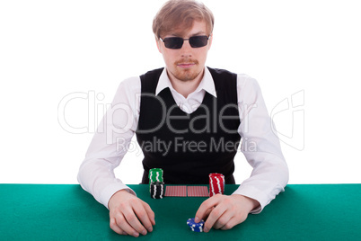 Der junge Mann spielt Poker