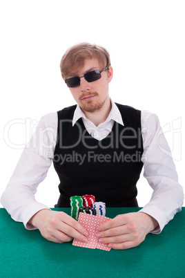 Der junge Mann spielt Poker