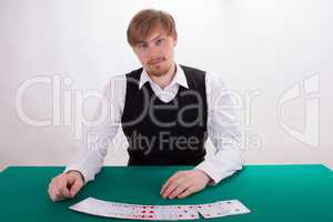 Der junge Mann spielt Poker