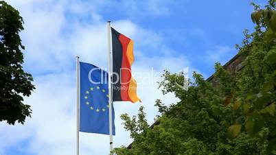 Deutsche und Europa Flagge wehend im Wind