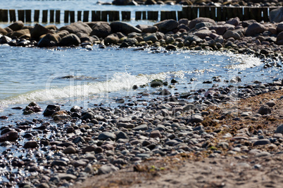 Brandung am steinigen Ostseestrand Morgens im Gegenlicht