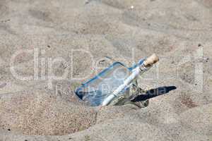 Flaschenpost am Strand
