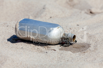 Wasser versickert im heißen Sand