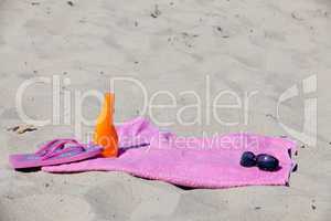 Badehandtuch und Sonnenmilch am Sandstrand