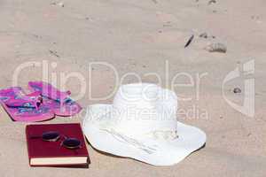 Entspannt am Badestrand mit Buch und Strohhut