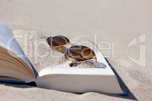 Nahaufnahme eines aufgeschlagenen Buches am Strand