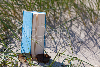 Lesen am Strand entspannt