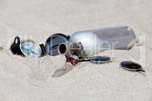 Wasser aus der Feldflasche versickert im heißen Sand