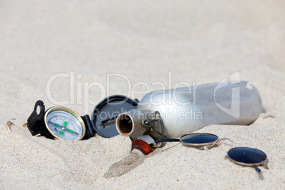 Wasser aus der Feldflasche versickert im Sand