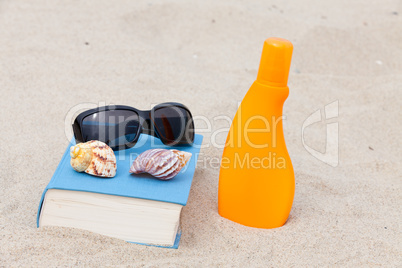 Lesen und Sonnenbaden am Strand