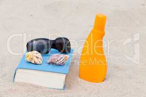 Lesen und Sonnenbaden am Strand