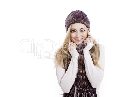 Junge Frau mit einem Schaal und einer Mütze isoliert