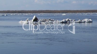 Drifting of ice. Driving of ice. Ice floe.