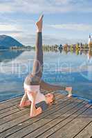 Junge Frau beim Yoga am See