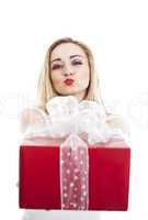 Junge Frau fröhlich mit Geschenken zu weihnachten und Geburtsta