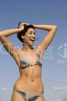 Lachendes Mädchen im Bikini