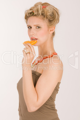 Attraktive blonde junge Frau mit Erdbeere-Kiwi- Kette