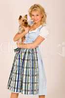 Bayerisches Mädchen mit Hund