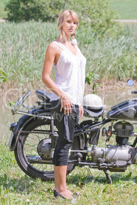 Junge Frau mit Motorrad