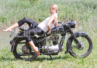 Junge Frau auf Motorrad
