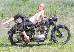 Junge Frau auf Motorrad