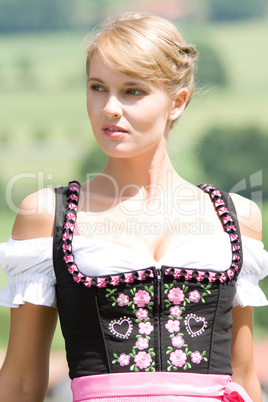 Bayerische junge Frau in Tracht