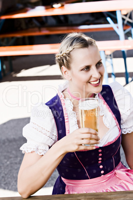 Bayerische Frau im Biergarten