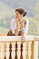 Bayrisches Mädchen auf einem Balkon