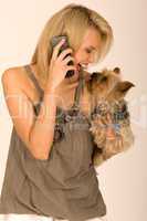 Modische Frau mit Handy und Hund