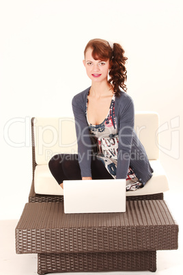 Junge Frau mit Laptop