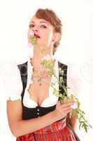 Bayerische Frau mit duftender Blume