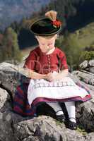 Kleines bayerisches Mädchen beim beten