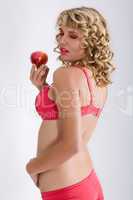 Frau in Dessous mit Liebesapfel
