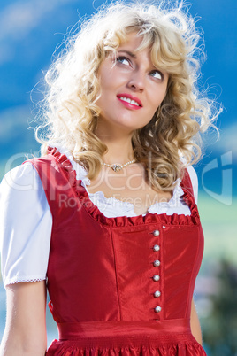 Bayerische Frau im Dirndl